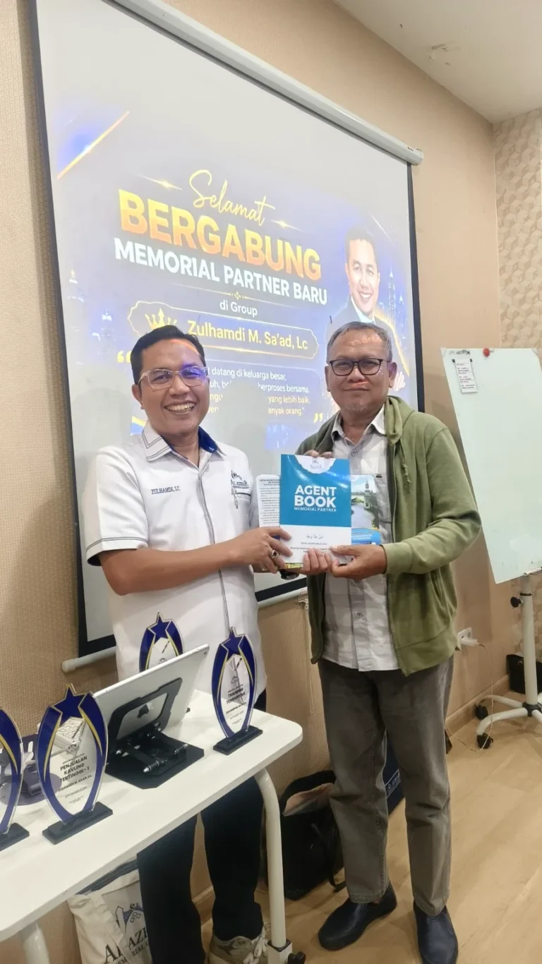 Penyerahan Agent Book kepada Memorial Partner baru laki-laki pada 14 Oktober 2026