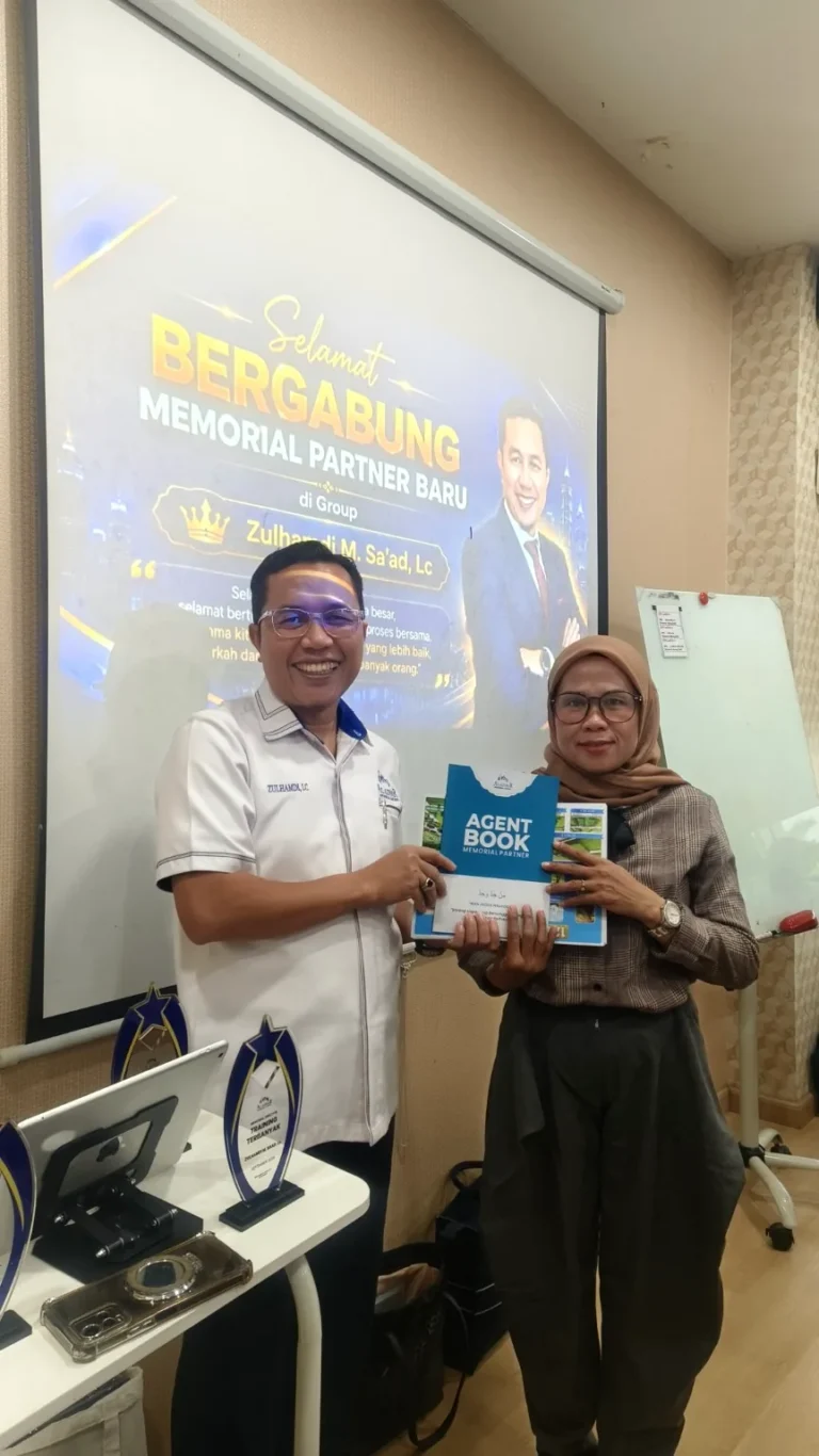 Penyerahan Agent Book kepada Memorial Partner baru perempuan pada 14 Oktober 2026