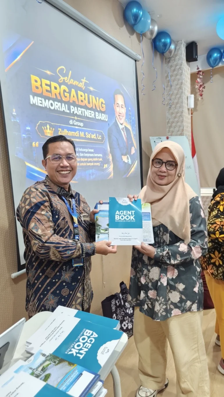 Ustadz Zulhamdi menyerahkan Agent Book kepada Memorial Partner pada FGD 7 Oktober 2026, dokumentasi pertama