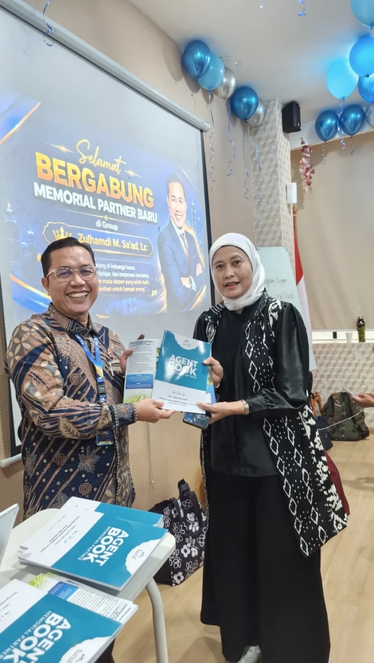 Penyerahan Agent Book oleh Ustadz Zulhamdi dalam FGD Grup Zulhamdi, dokumentasi kedua