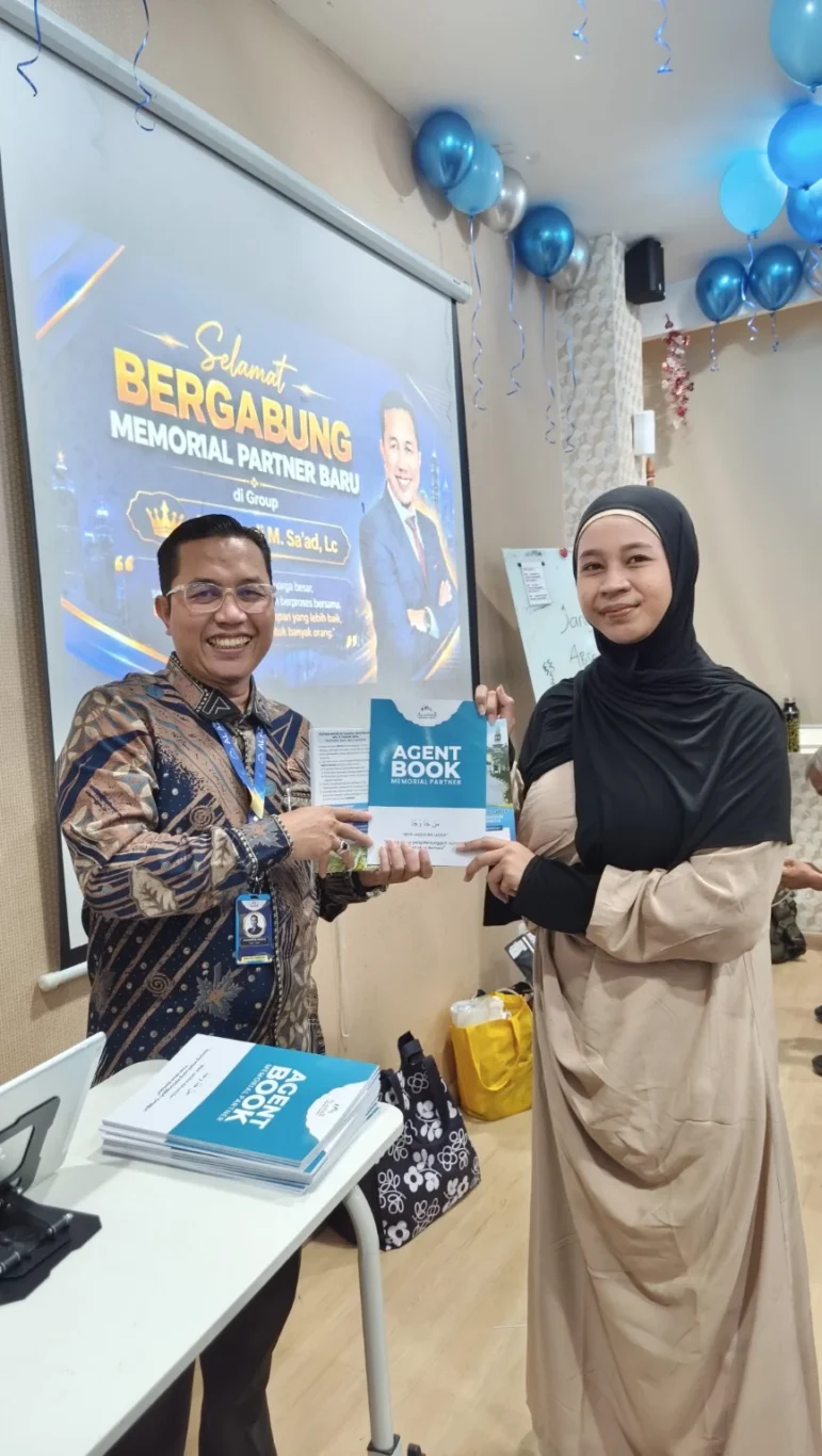 Dokumentasi penyerahan Agent Book kepada Memorial Partner bersama Ustadz Zulhamdi, dokumentasi keempat