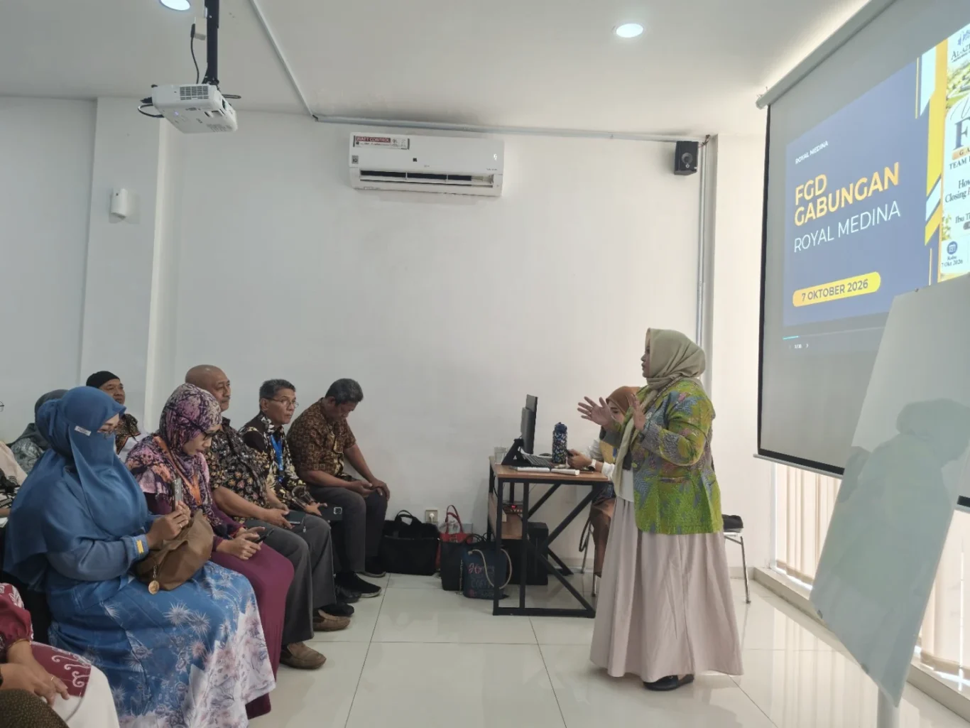 Ibu Tinia Kurniawati menyampaikan materi dalam FGD gabungan Team Royal Medina 7 Oktober 2026