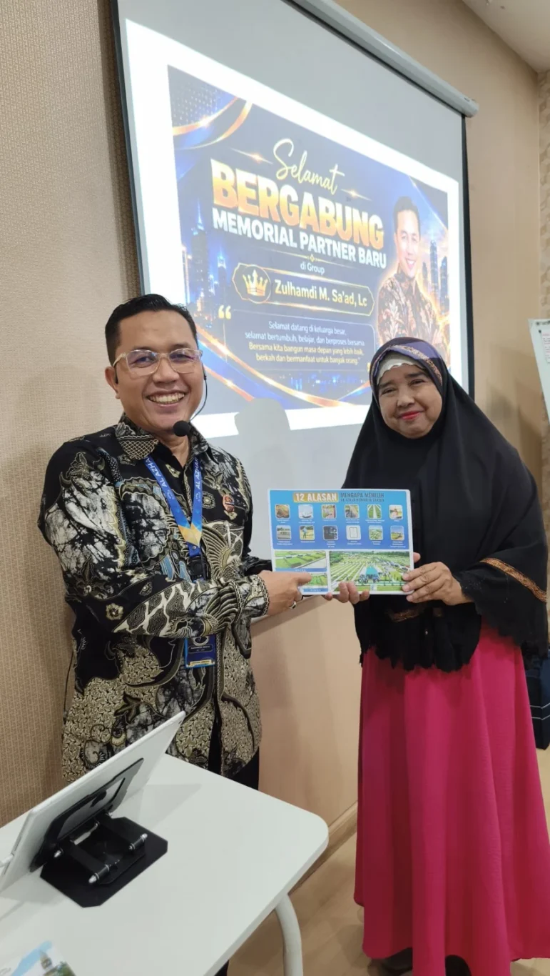 Pembagian flyer dan brosur Al Azhar Memorial Garden sebagai bahan edukasi awal pada 21 Oktober 2026