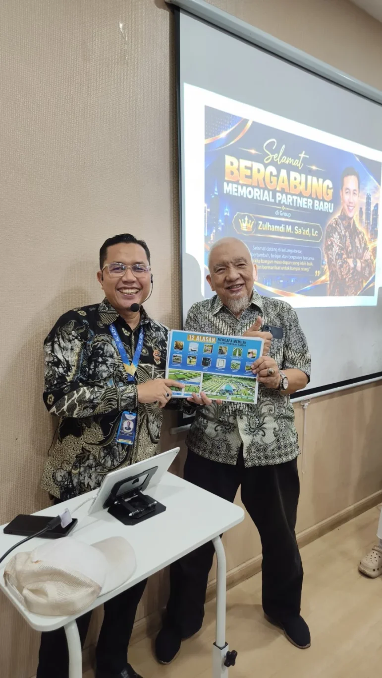 Penyerahan flyer dan brosur Al Azhar Memorial Garden kepada Memorial Partner baru pada 21 Oktober 2026