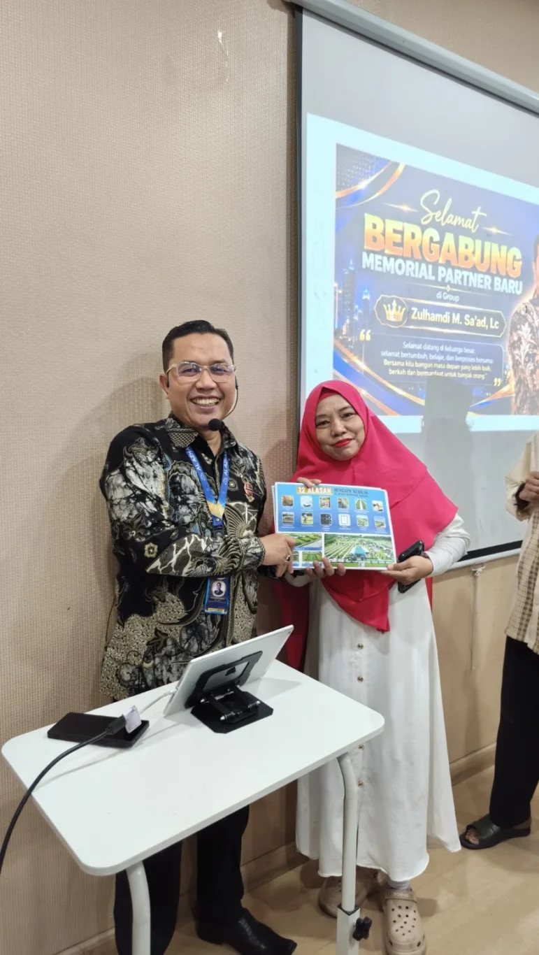 Penyerahan flyer dan brosur Al Azhar Memorial Garden kepada Memorial Partner baru pada 21 Oktober 2026