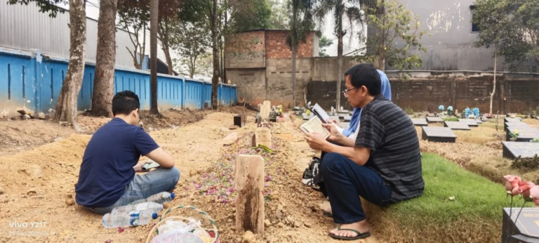 ziarah-makam-adab-duduk-di-atas-makam