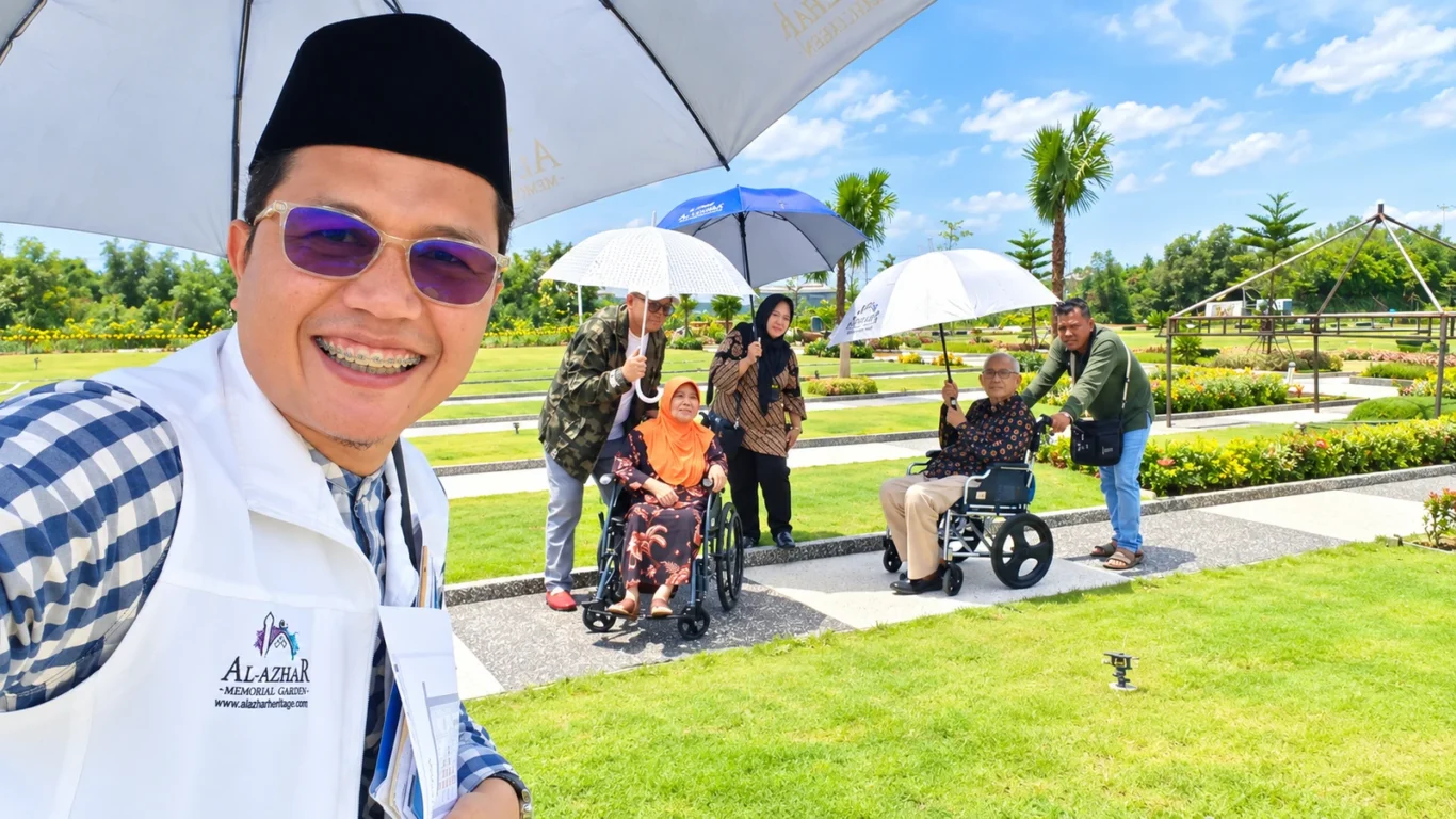 Ustadz Zulhamdi mendampingi Pak Kahardiman dan istri saat survei kavling Double Varian C di Al Azhar Memorial Garden